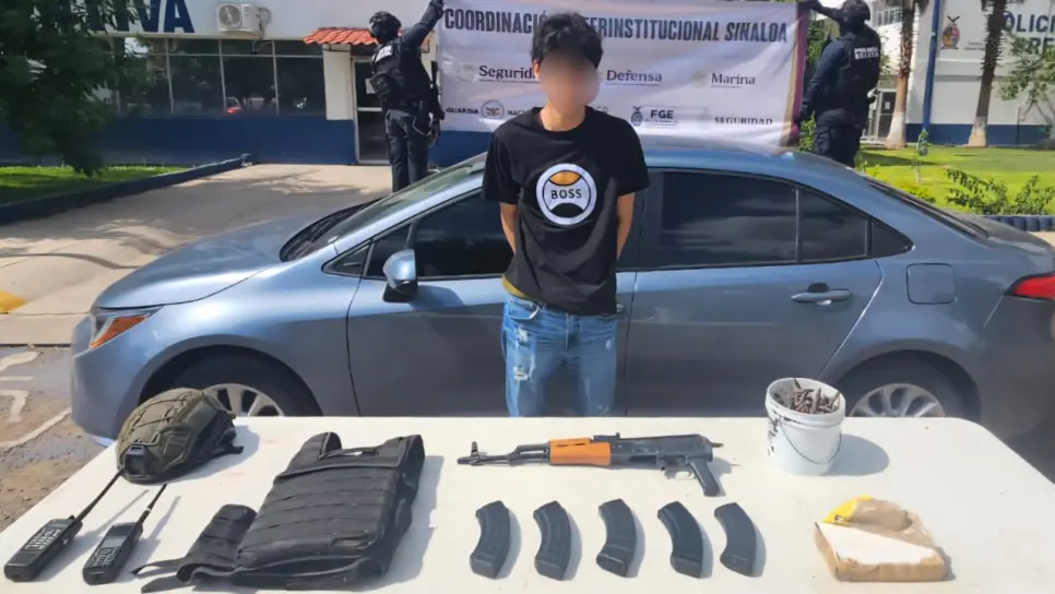 Aseguran vehículo y detienen a un civil con un rifle cuerno de chivo, municiones y droga en Culiacán Aseguran vehículo y detienen a un civil con un rifle cuerno de chivo, municiones y droga en Culiacán
