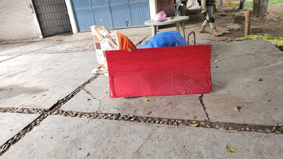 Al ser notificados los peritos se trasladaron a la sindicatura, donde tomaron imágenes y algunos indicios, para después ordenar que el cuerpo fuera retirado del lugar y se ha llevado a Culiacán