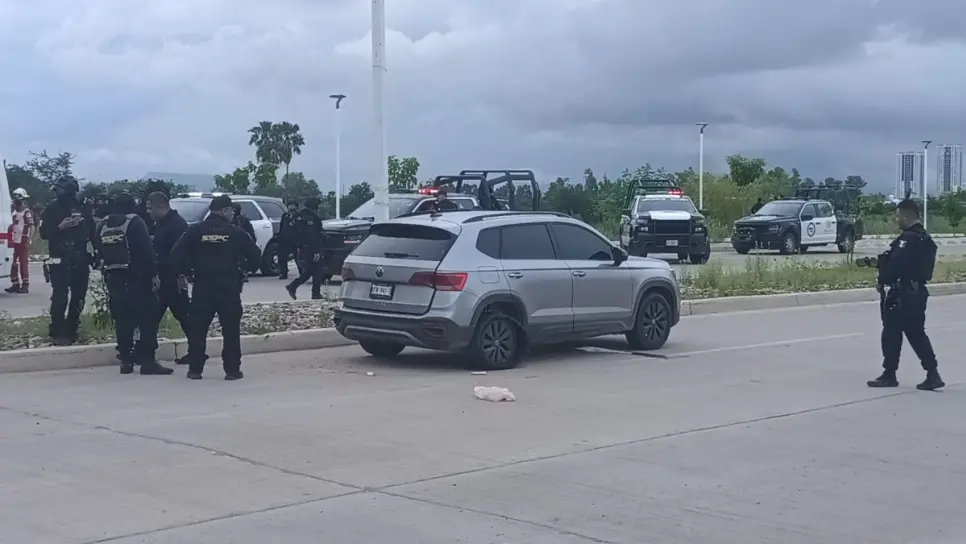 Balean camioneta en el Malecón Nuevo de Culiacán tras persecución; hay un herido Balean camioneta en el Malecón Nuevo de Culiacán tras persecución; hay un herido