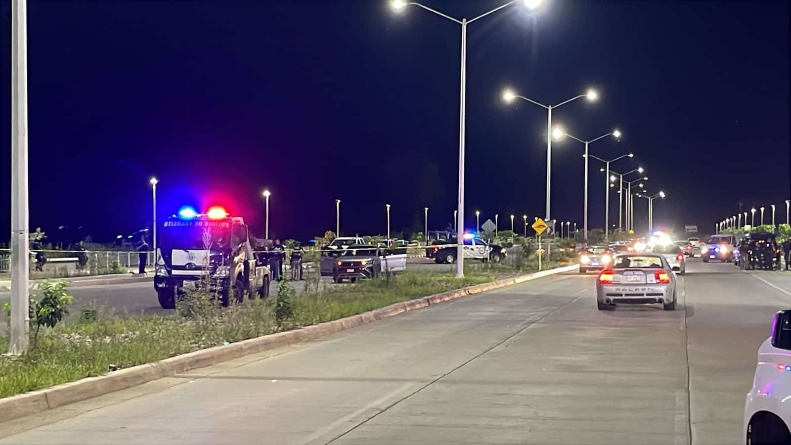 FGR realiza diligencias en camioneta baleada en el Malecón Nuevo de Culiacán FGR realiza diligencias en camioneta baleada en el Malecón Nuevo de Culiacán