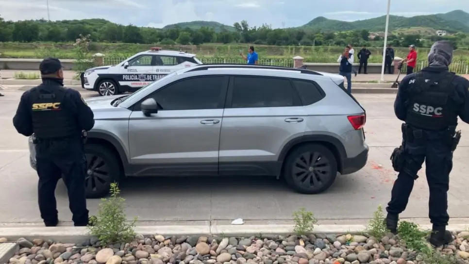Rifles y equipo táctico aseguran en camioneta baleada por el bulevar Sánchez Alonso en Culiacán
