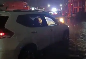 PC Municipal y Estatal rescatan a dos mujeres que eran arrastradas en su auto por un arroyo