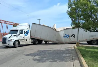 Tráiler atorado genera caos vehicular en la avenida Cristóbal Colón en Mazatlán