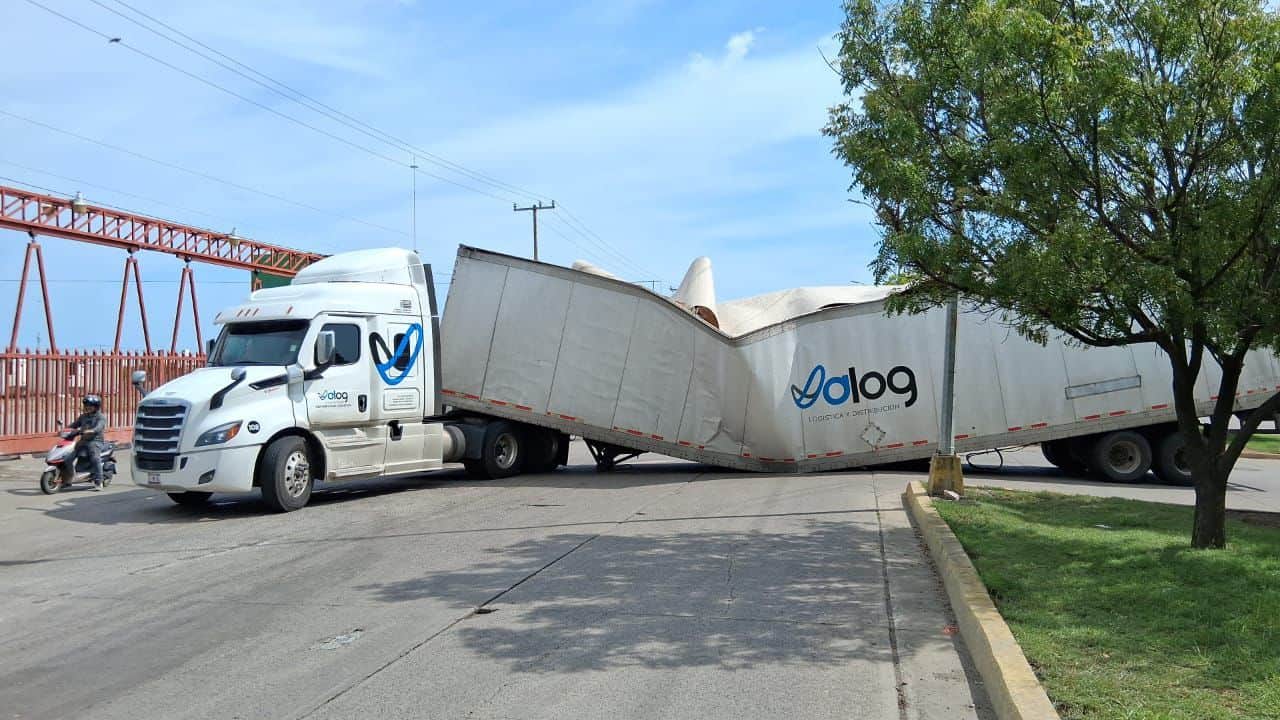 Tráiler atorado genera caos vehicular en la avenida Cristóbal Colón en Mazatlán