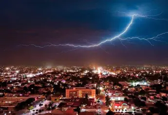 Impresionante rayo sobre Los Mochis queda en foto de El Patroncito 
