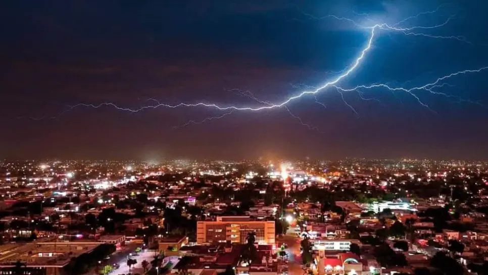 Impresionante rayo sobre Los Mochis queda en foto de El Patroncito 