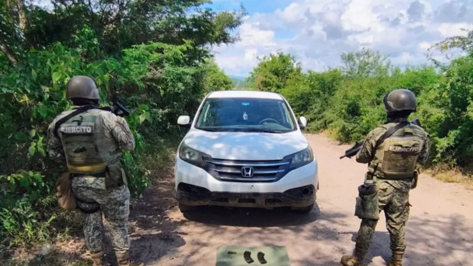 Aseguran dos vehículos robados y municiones en Culiacán y Escuinapa Aseguran dos vehículos robados y municiones en Culiacán y Escuinapa