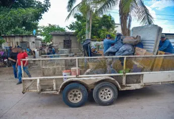 Ayuntamiento de Ahome entrega apoyos a familias desalojadas en colonia Miguel Hidalgo