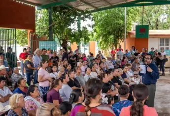 Gámez Mendívil visita y escucha a familias de La Campana
