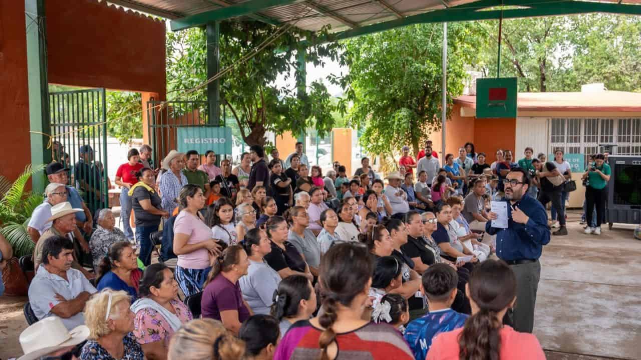 Gámez Mendívil visita y escucha a familias de La Campana Gámez Mendívil visita y escucha a familias de La Campana