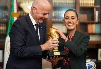 Claudia Sheinbaum recibe la Copa del Mundo como símbolo del Mundial 2026 en México