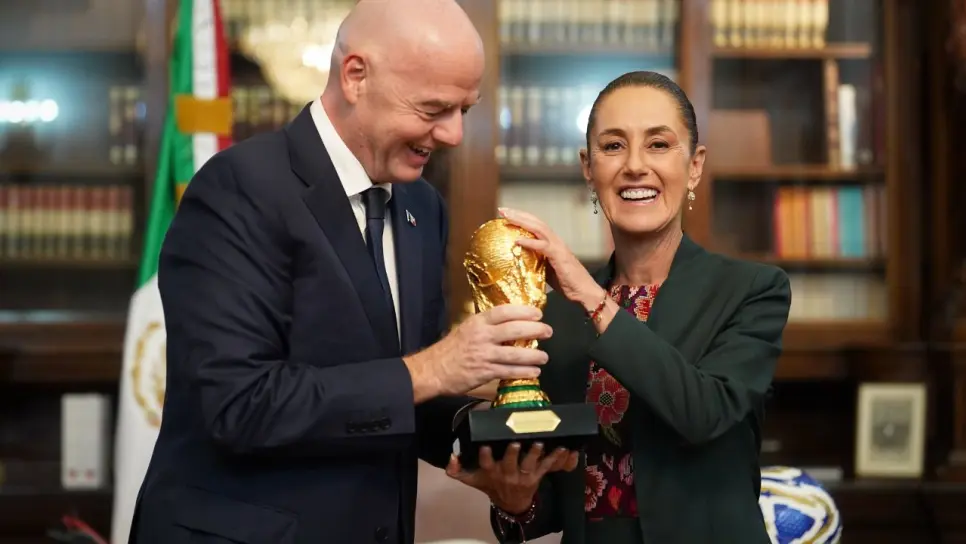 Claudia Sheinbaum recibe la Copa del Mundo como símbolo del Mundial 2026 en México