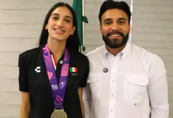 Julio Cascajares recibe a voleibolista Andrea Félix tras ganar presea de plata en Panamericanos Junior
