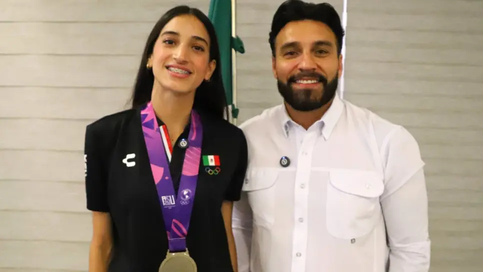 Julio Cascajares recibe a voleibolista Andrea Félix tras ganar presea de plata en Panamericanos Junior Julio Cascajares recibe a voleibolista Andrea Félix tras ganar presea de plata en Panamericanos Junior