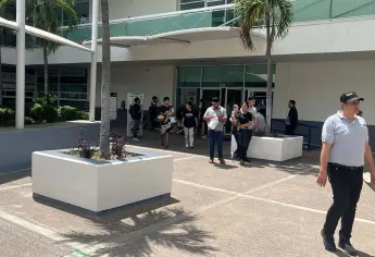 Atacan a balazos a un hombre afuera de la USE en Culiacán y se refugia en el edificio gubernamental