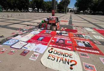 Colocan zapatos en Palacio de Gobierno por los más de 3 mil desaparecidos durante la violencia en Sinaloa