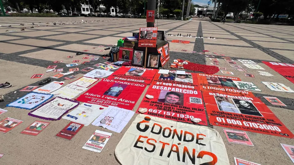 Colocan zapatos en Palacio de Gobierno en el Marco del Día Internacional de las Personas Desaparecidas