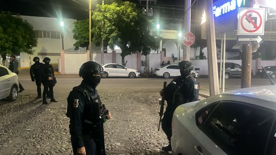 Aseguran un vehículo baleado en colonia Chapultepec; pudo ser parte del atentado en el Hospital Civil, Culiacán Aseguran un vehículo baleado en colonia Chapultepec; pudo ser parte del atentado en el Hospital Civil, Culiacán