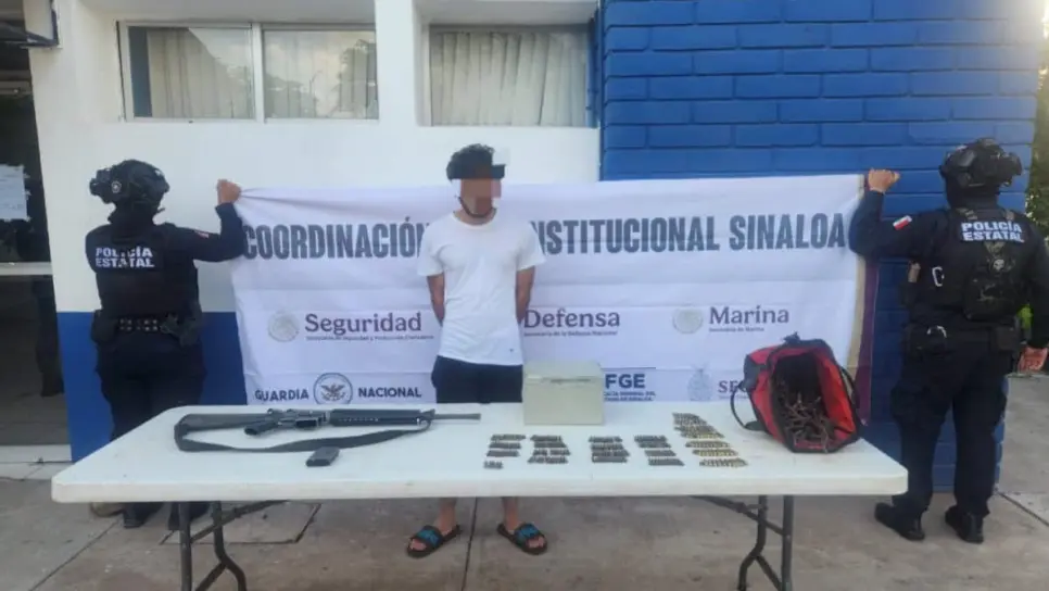 Tras una persecución es arrestado un sujeto con un rifle, municiones y ponchallantas en Culiacán