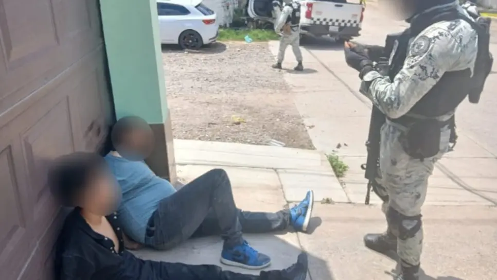 Detienen a dos personas tras persecución en Culiacán; Aseguraron un rifle , cargadores y municiones Detienen a dos personas tras persecución en Culiacán; Aseguraron un rifle , cargadores y municiones