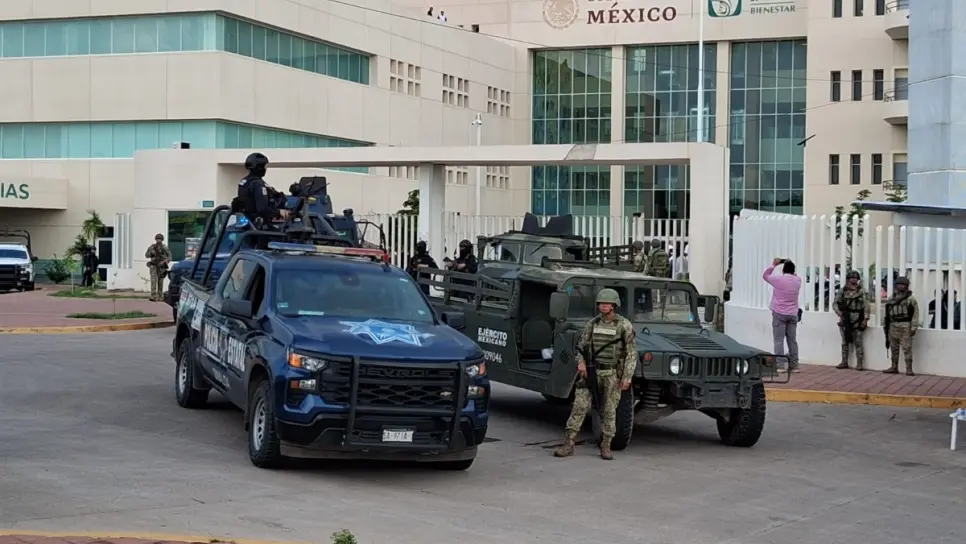Vestidos de médicos gatilleros ingresan al Hospital General Nuevo de Culiacán y rematan a paciente Vestidos de médicos gatilleros ingresan al Hospital General Nuevo de Culiacán y rematan a paciente
