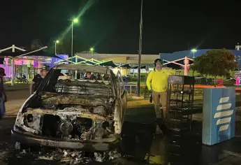 Camioneta se incendia en gasolinera de Walmart Guasave; no hubo lesionados