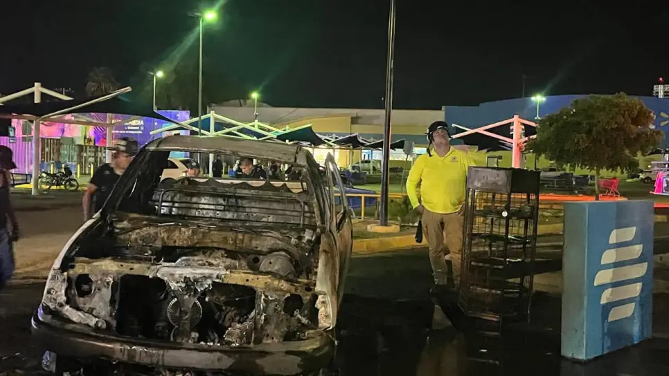 Camioneta se incendia en gasolinera de Walmart Guasave; no hubo lesionados Camioneta se incendia en gasolinera de Walmart Guasave; no hubo lesionados