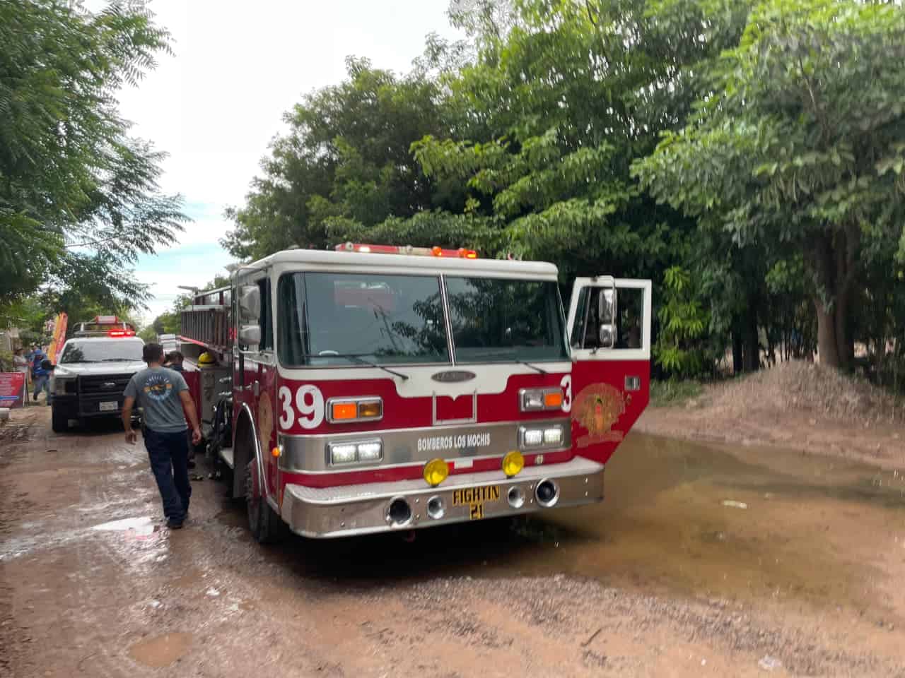 Incendio consume una casa y taller en Las Flores de Los Mochis