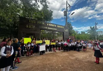 Padres de familia toman primaria en Agua Nueva, Ahome: exigen maestros para más de 70 alumnos