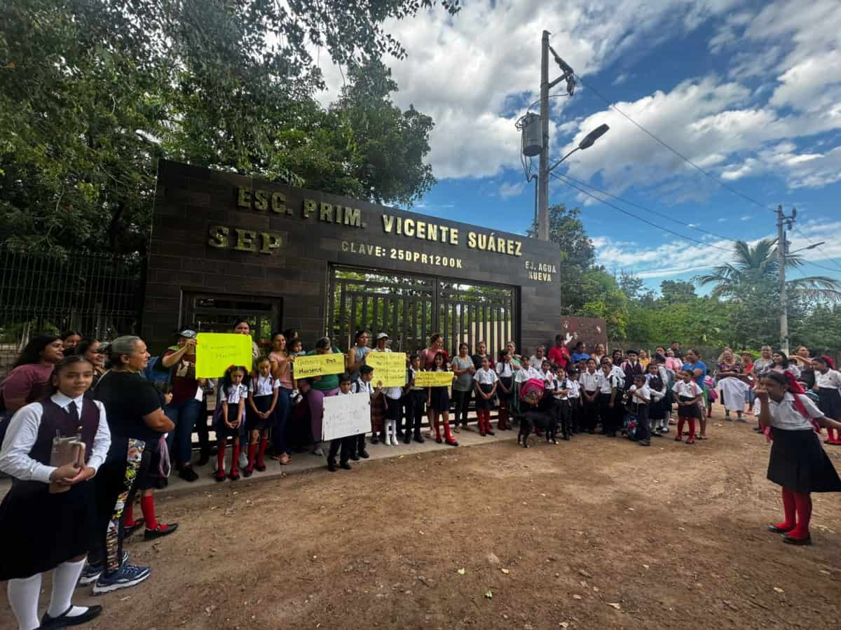 Padres de familia toman primaria en Agua Nueva, Ahome: exigen maestros para más de 70 alumnos