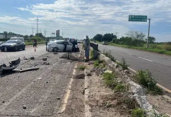 Conductora se impacta contra muro de contención en la México 15, en Batamote, Guasave
