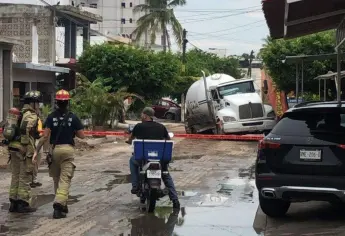 Árbol y poste caídos, además de un socavón las afectaciones por lluvias en Mazatlán