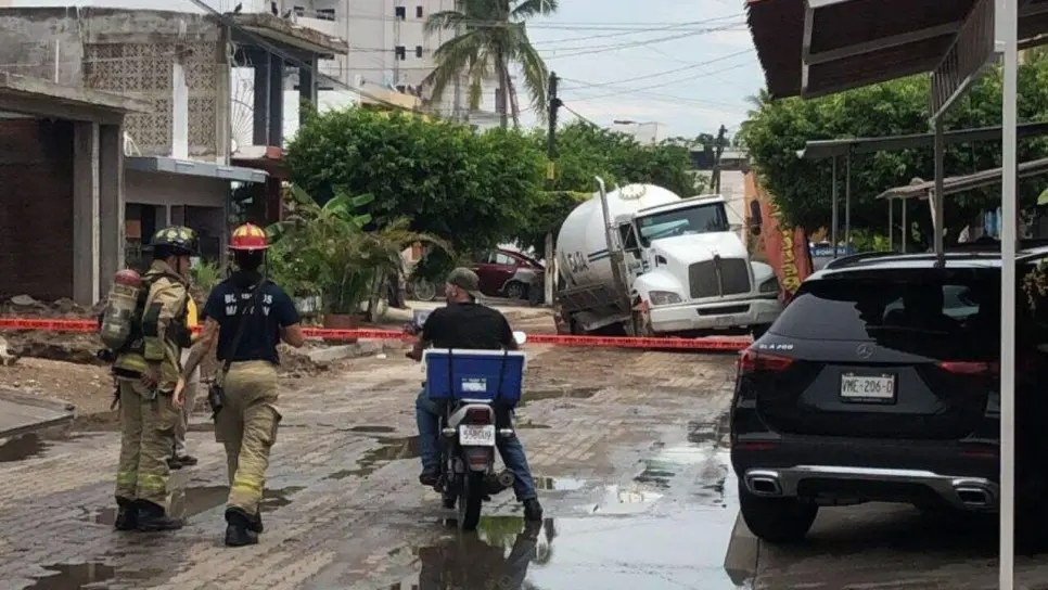 Árbol y poste caídos, además de un socavón las afectaciones por lluvias en Mazatlán