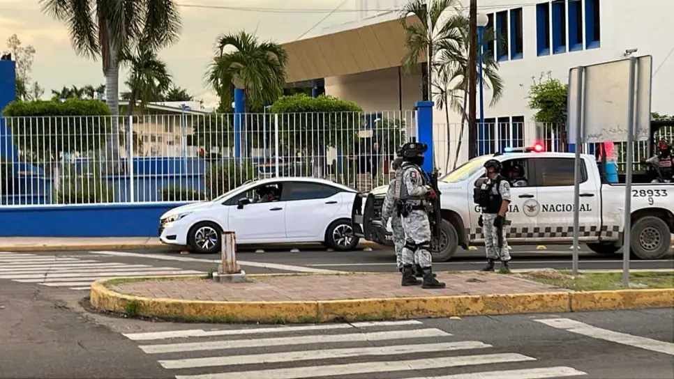 Militares recuperan un vehículo que había sido despojado minutos antes en Culiacán