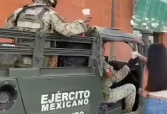 Culiacanenses se solidarizan con militares y les regalan bebidas refrescantes en los patrullajes