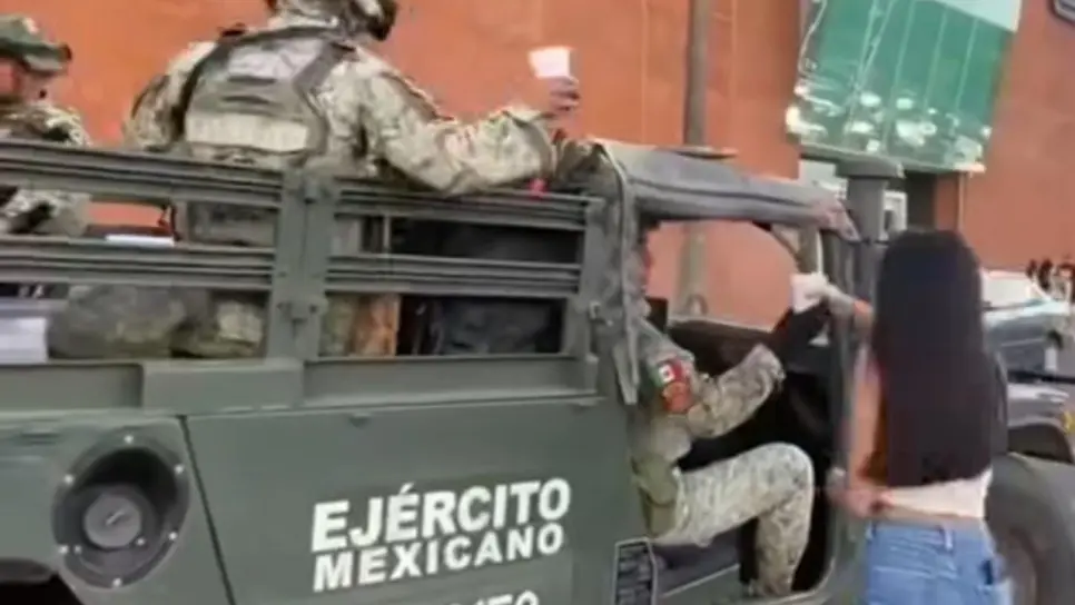 Culiacanenses se solidarizan con militares y les regalan bebidas refrescantes en los patrullajes Culiacanenses se solidarizan con militares y les regalan bebidas refrescantes en los patrullajes
