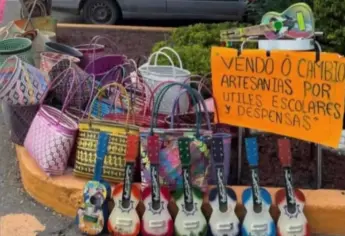 Madre de familia de Culiacán busca cambiar sus artesanías por útiles escolares