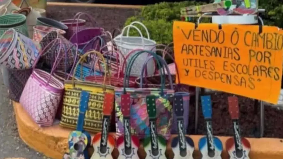 Madre de familia de Culiacán busca cambiar sus artesanías por útiles escolares