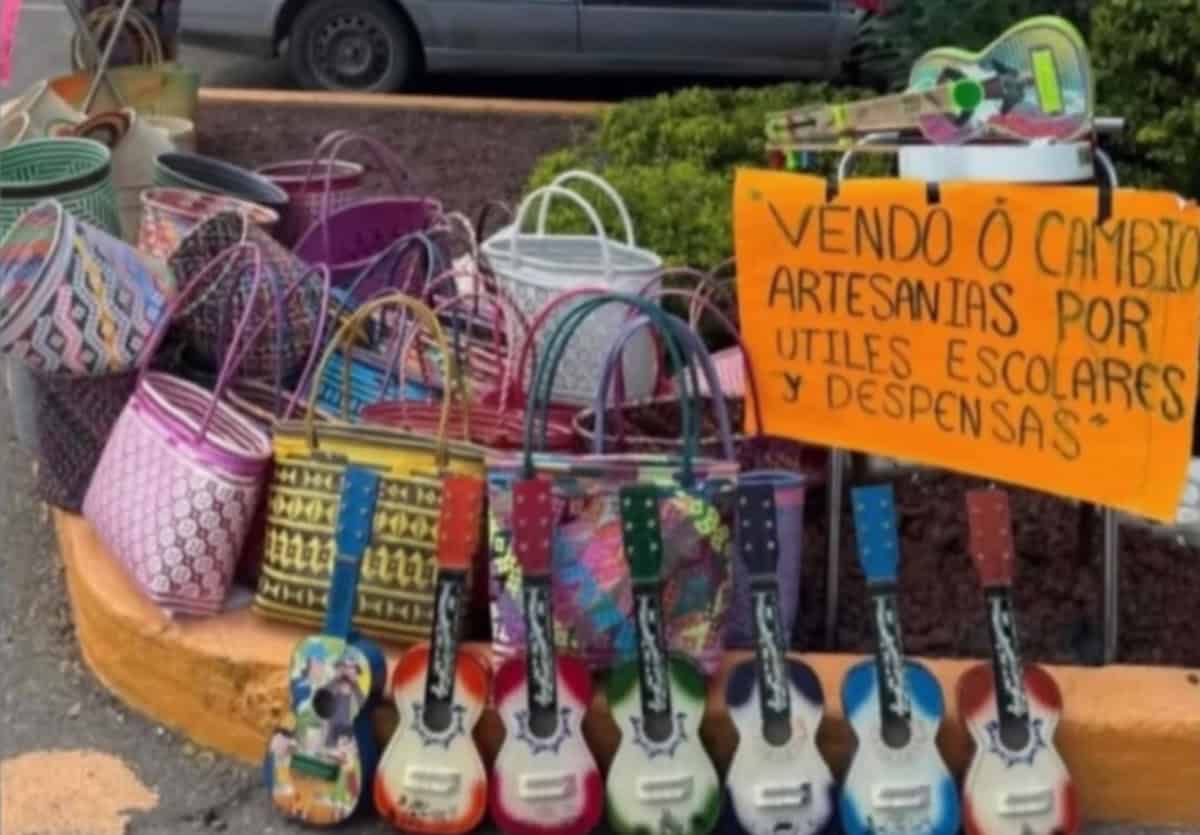 Madre de familia de Culiacán busca cambiar sus artesanías por útiles escolares