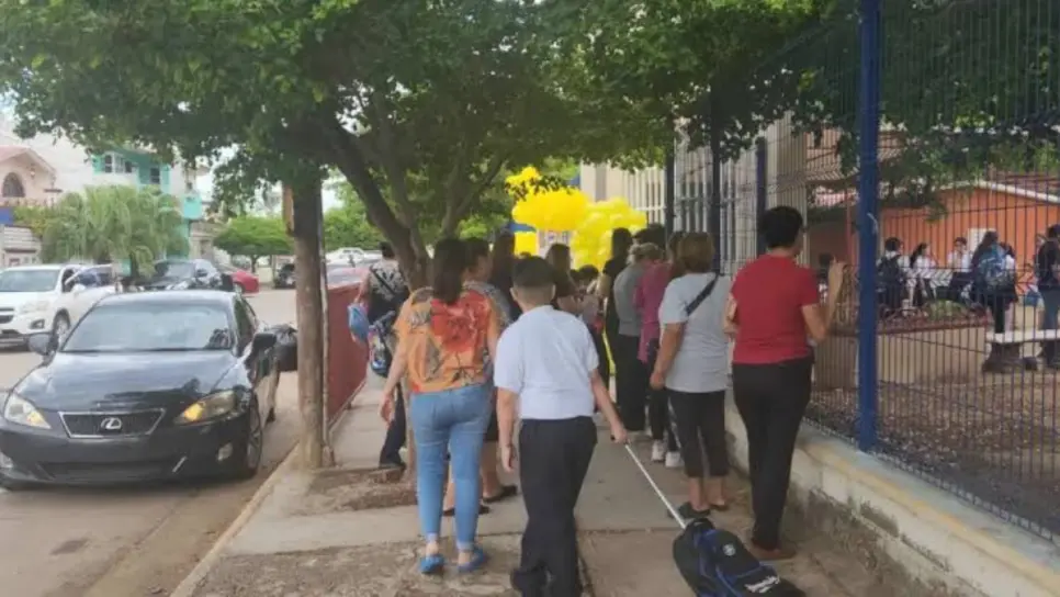 Padres denuncian cobro de cuotas para acceder a libros en secundarias de Culiacán, Guasave y Ahome Padres denuncian cobro de cuotas para acceder a libros en secundarias de Culiacán, Guasave y Ahome
