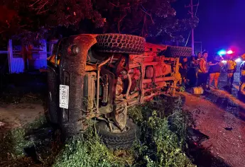 Volcadura en Ahome deja a tres mujeres futbolistas atrapadas en una camioneta en la Lateral 18