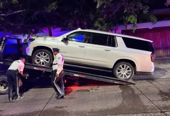 Dañan con ponchallantas camioneta del secretario de la Policía Municipal en la colonia Lomas de Guadalupe en Culiacán