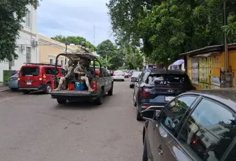 Aseguran a dos civiles en un vehículo, con un arma, tres cargadores abastecidos y celulares en Culiacán