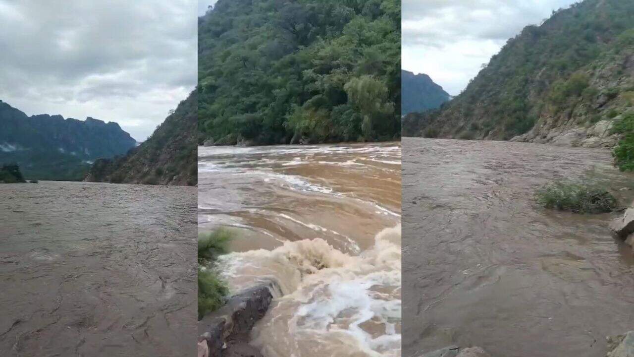 Gran cantidad de agua baja desde la sierra de Chihuahua a la presa Huites en Choix Gran cantidad de agua baja desde la sierra de Chihuahua a la presa Huites en Choix