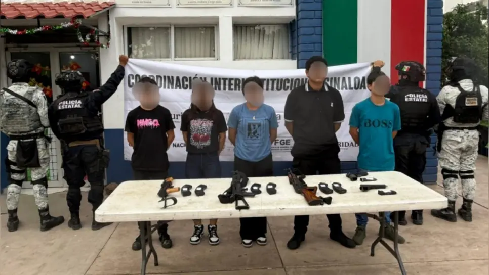Detienen a 5 personas en Lomas Verdes, Culiacán; Aseguran 2 vehículos, rifles de asalto y cargadores