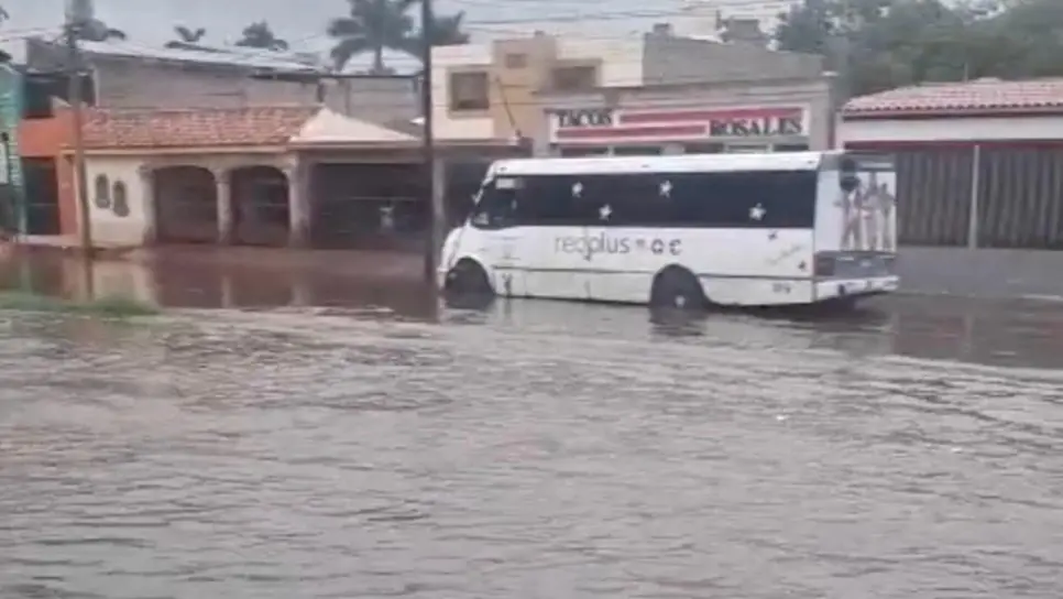 Suspenden rutas de camiones urbanos en Los Mochis por inundaciones tras tormenta tropical Lorena