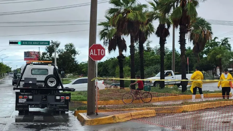 Cierran el bulevar Centenario ante riesgo de desborde del dren Juárez en Los Mochis Cierran el bulevar Centenario ante riesgo de desborde del dren Juárez en Los Mochis