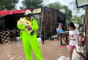 Auxilian a población afectada por inundaciones; abren refugio en Ruiz Cortines