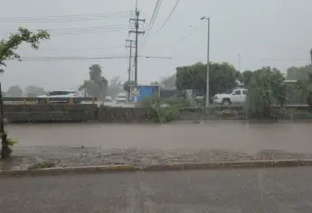 Se desborda el dren Juárez en Los Mochis; amenaza con inundar dos colonias