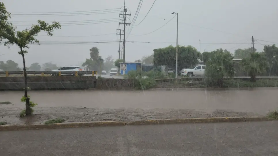 Se desborda el dren Juárez en Los Mochis; amenaza con inundar dos colonias Se desborda el dren Juárez en Los Mochis; amenaza con inundar dos colonias